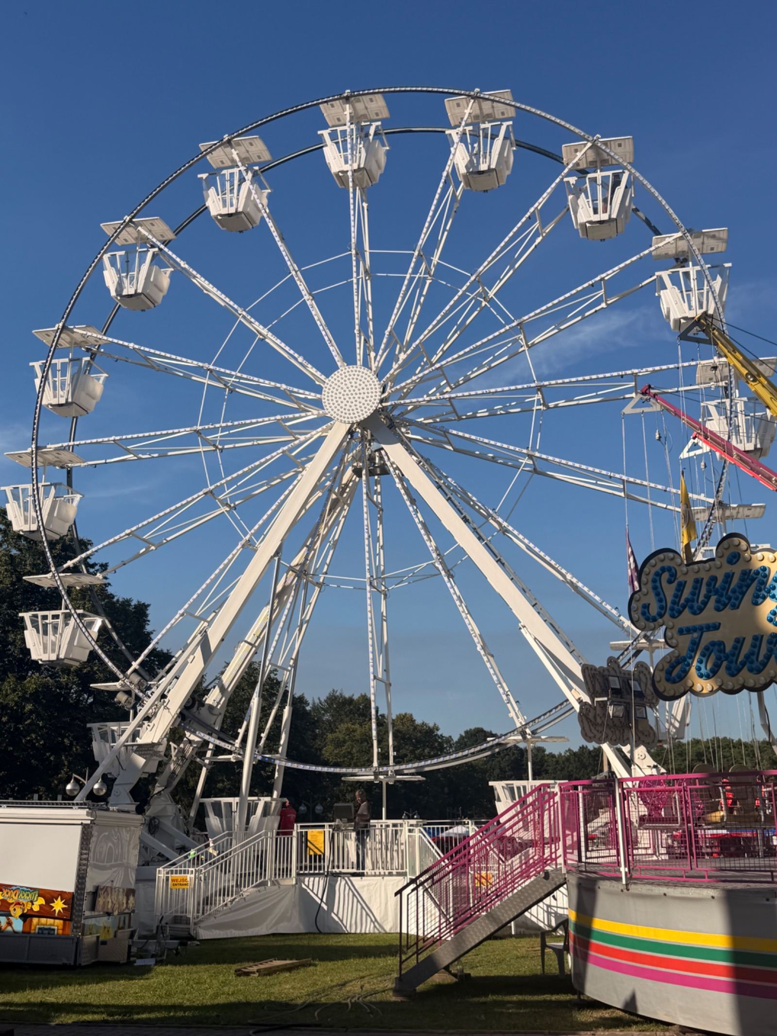 La grande roue Panorama 22 en exploitation de jour sur une fête locale