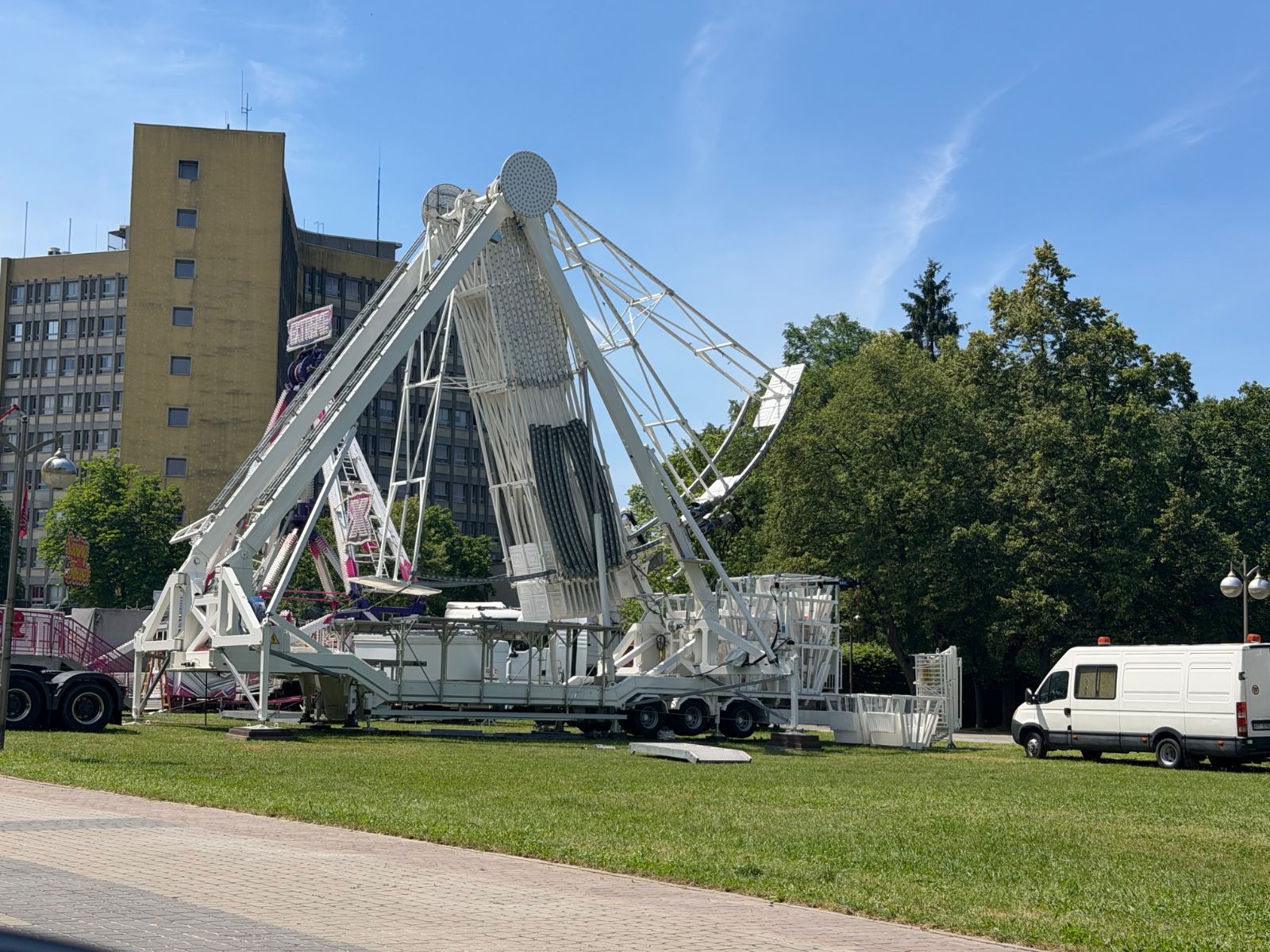 Structure porteuse de la roue en cours d'installation