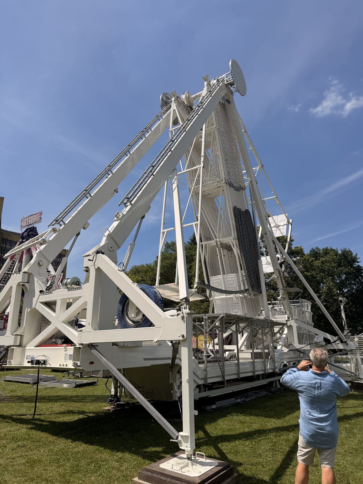 La grande roue Panorama 22 en cours de montage, structure blanche déployée sans grue auxiliaire