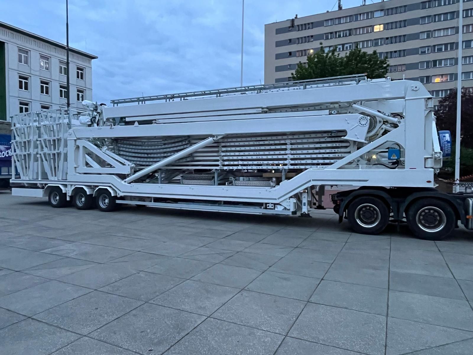 Le semi-remorque unique transportant la grande roue repliée